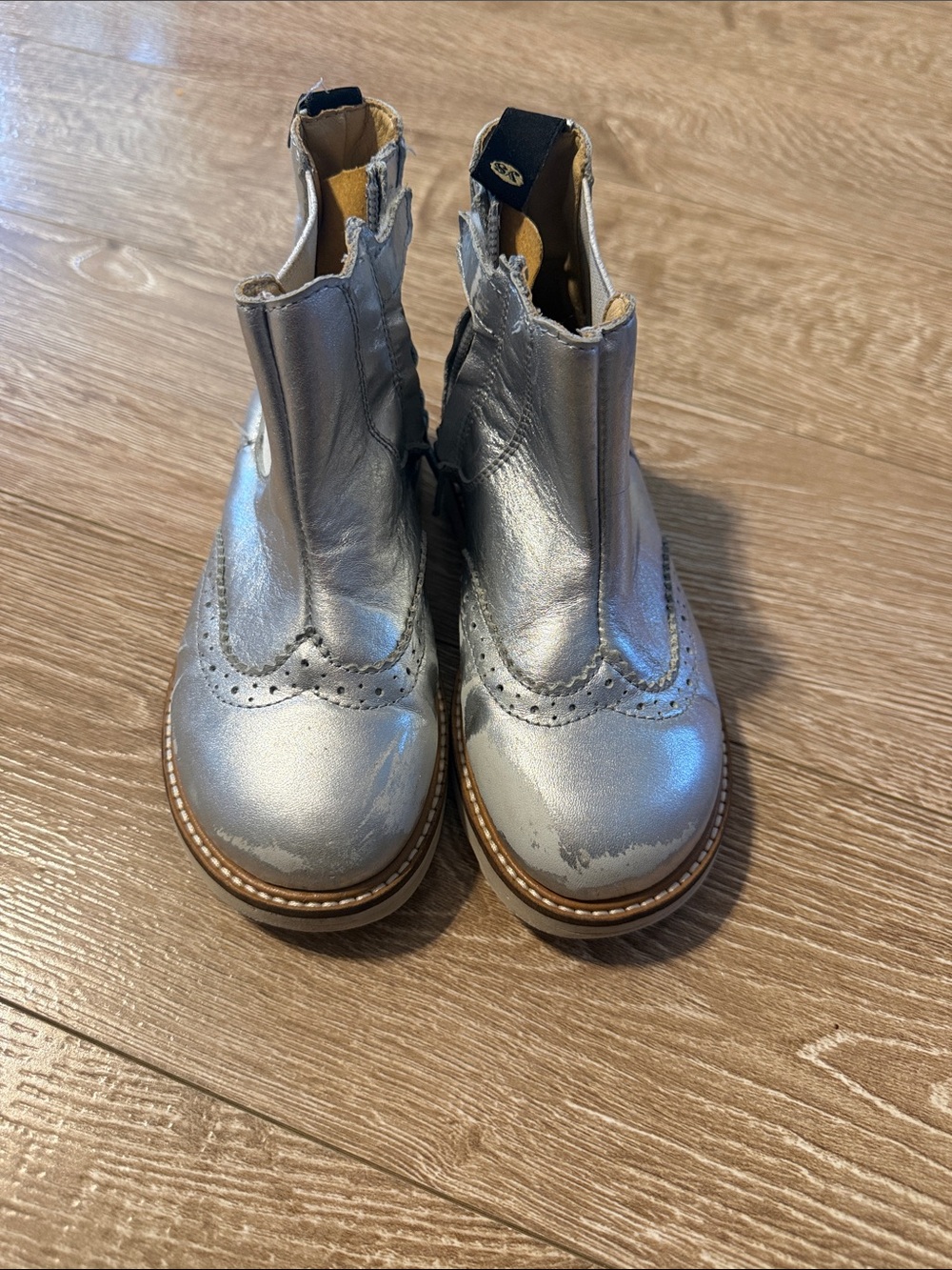 Young Soles Kids Metallic Chelsea Brogue Boots in Silver